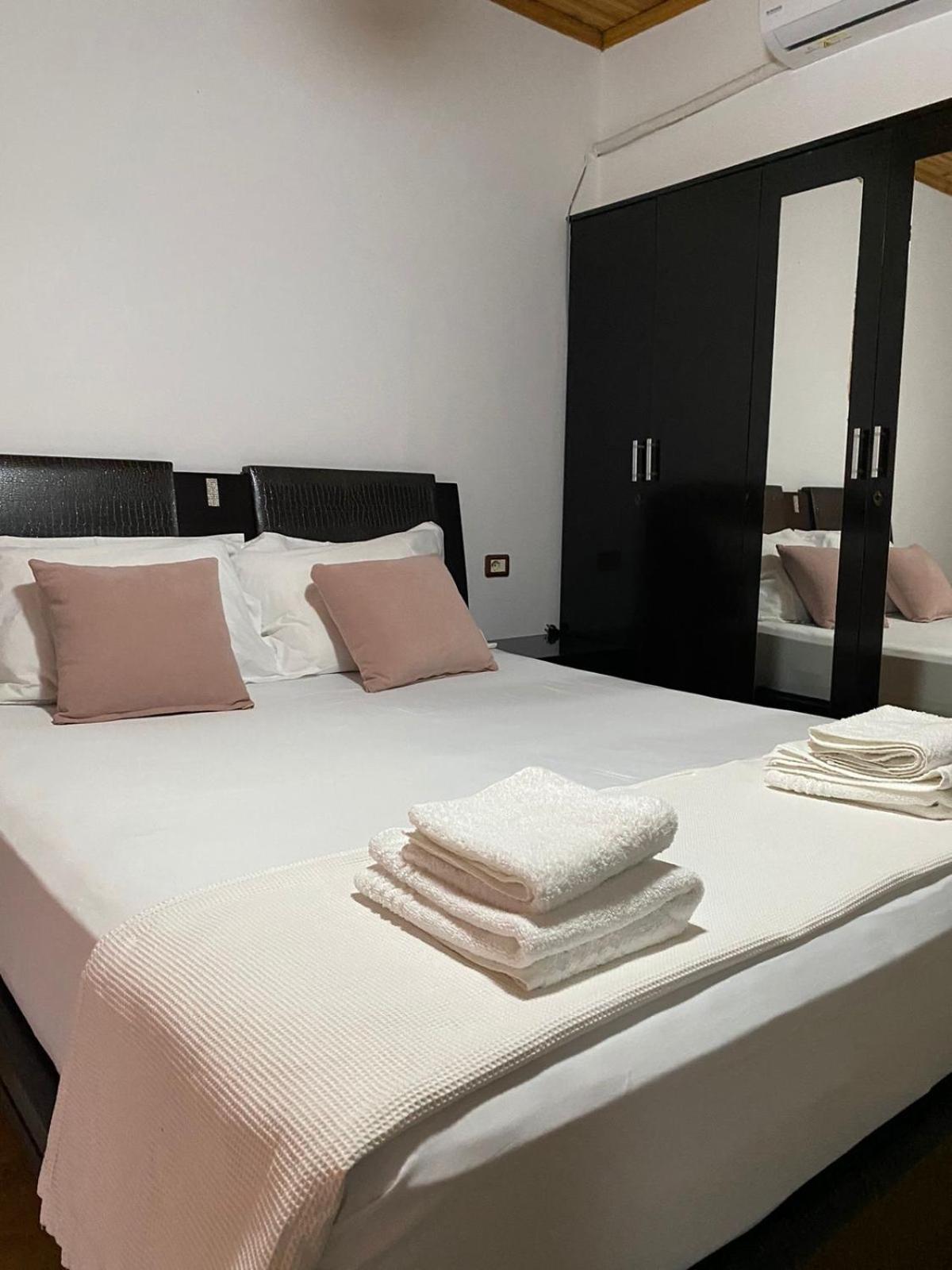 Bertis Guest House Gjirokastër Buitenkant foto